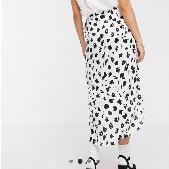 NEW WITH TAGS - ASOS DESIGN wrap midi skirt in white mono leopard - Picture 4 of 5